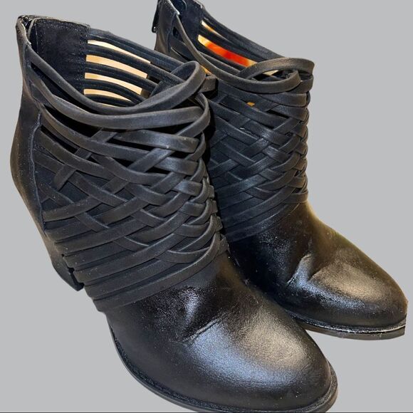 Mossimo very nice barely used condition black strappy crossed ankle boots! - Picture 6 of 12